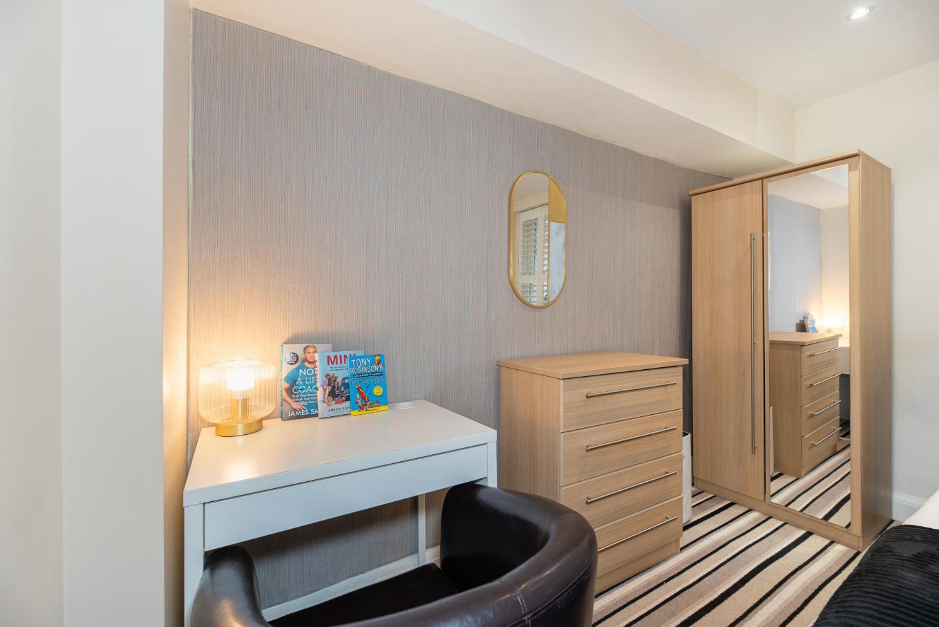 3 Bedroom Apartment With Private Terrace In Pimlico, Westminster, Victoria 런던 외부 사진