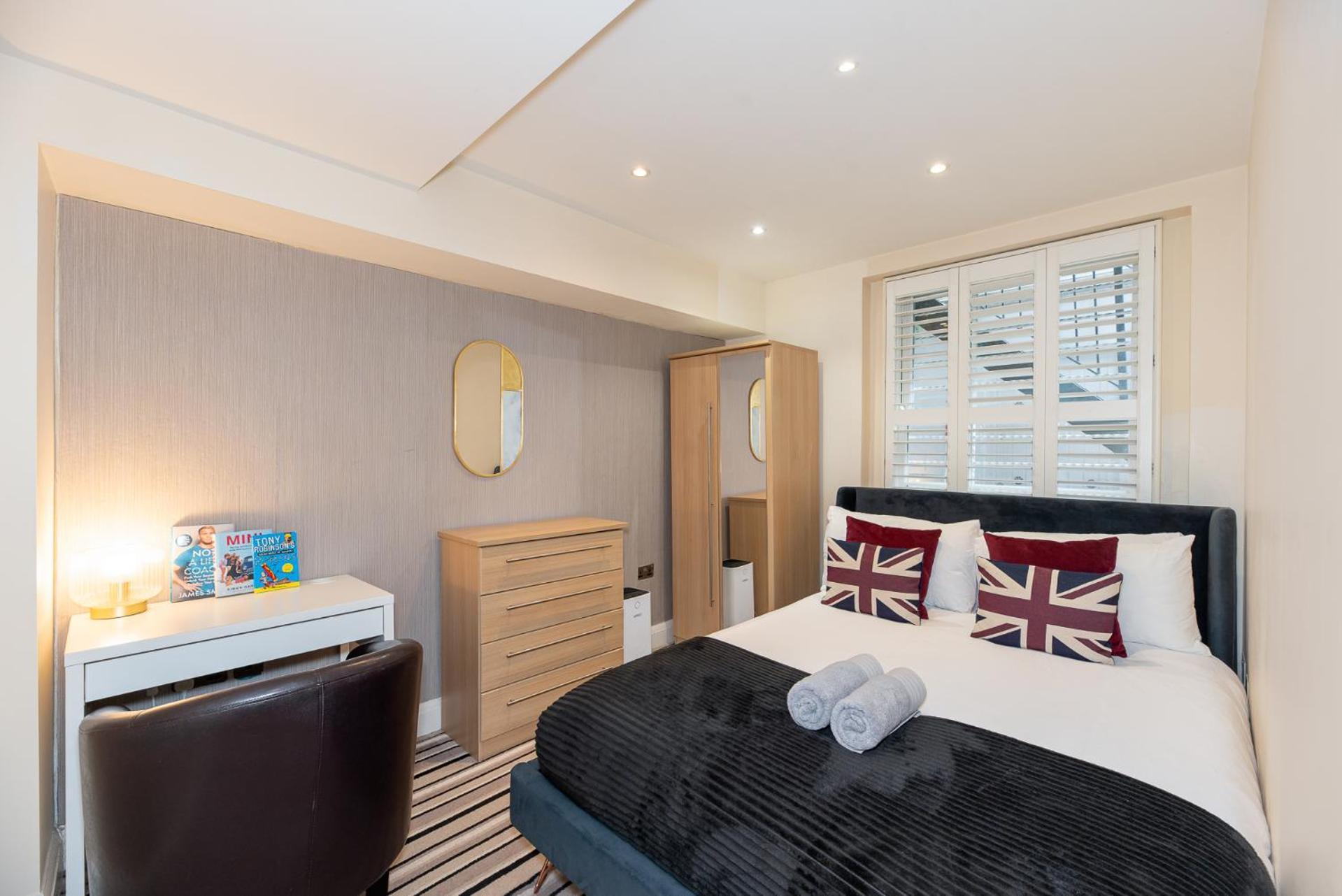 3 Bedroom Apartment With Private Terrace In Pimlico, Westminster, Victoria 런던 외부 사진