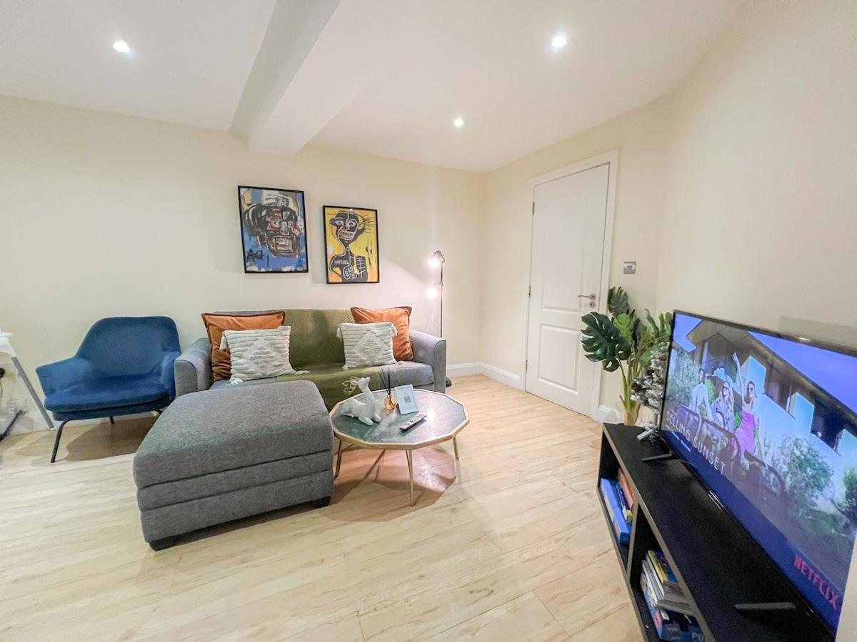 3 Bedroom Apartment With Private Terrace In Pimlico, Westminster, Victoria 런던 외부 사진